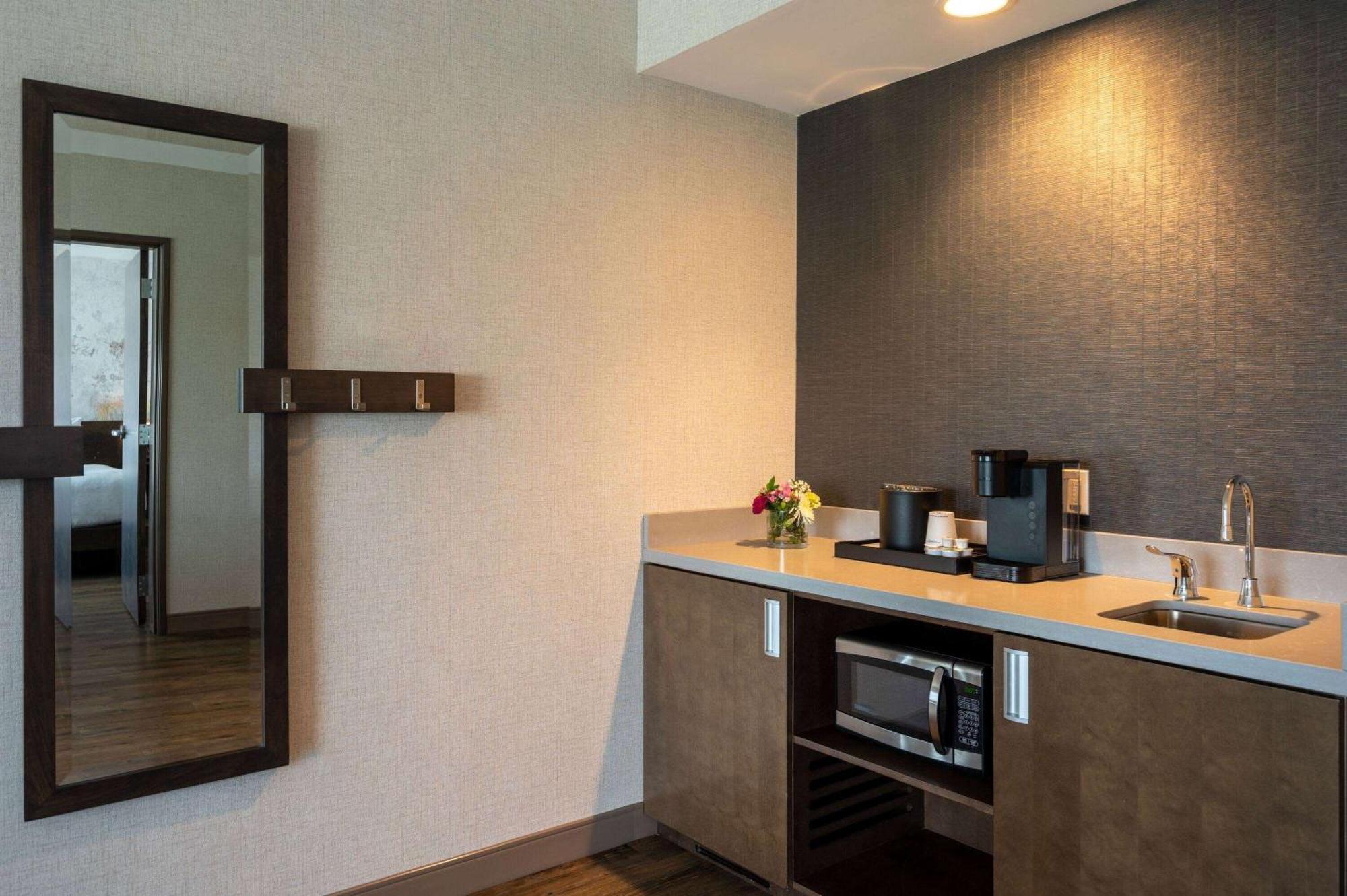 Отель Wyndham Westfield Экстерьер фото